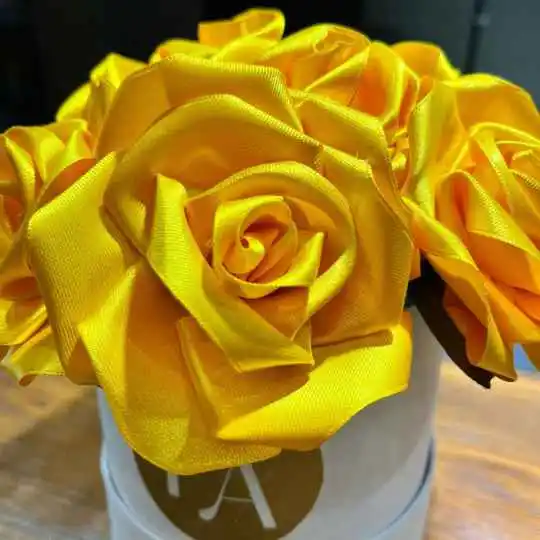 caja pote white lite con rosas de raso amarillas 